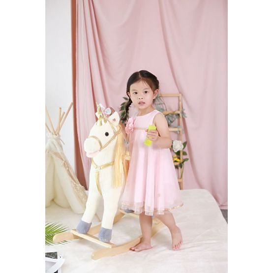 Arany hintázó egyszarvú kerekekkel