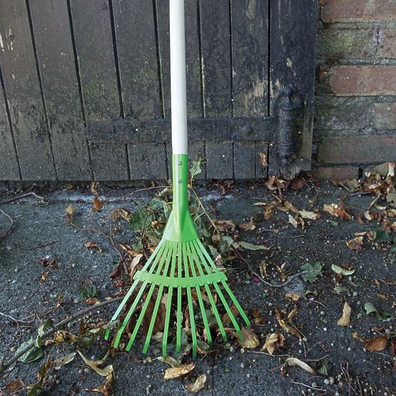 Bigjigs Toys Green Leaf Garden Gereblye