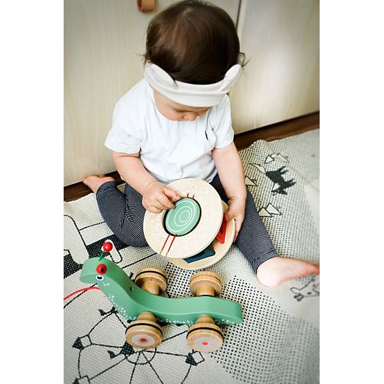 Csiga Montessori válogató dobozzal zsinóron
