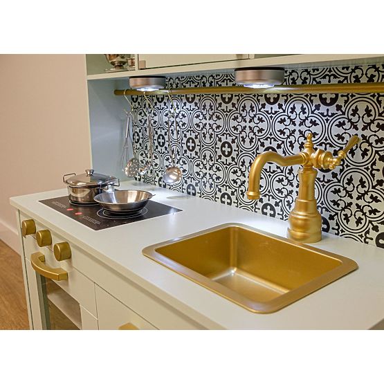 Északi fából készült konyha tartozékokkal