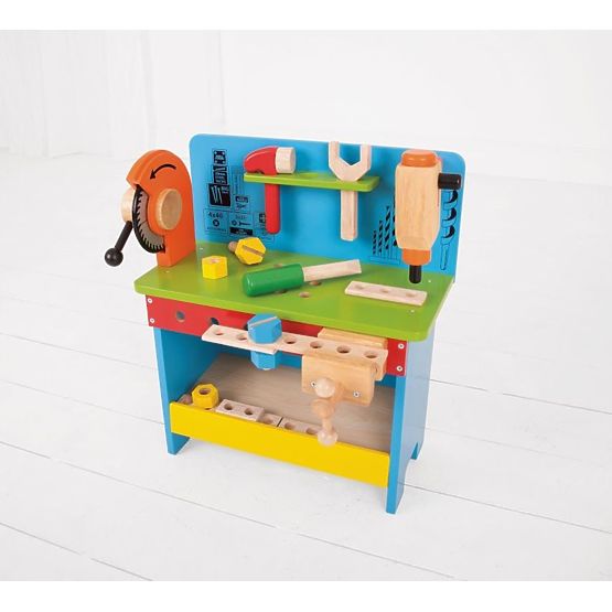 Fa barkács műhely eszközökkel