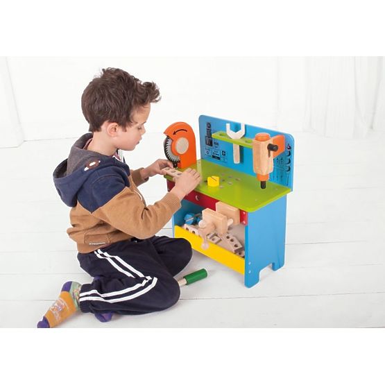 Fa barkács műhely eszközökkel