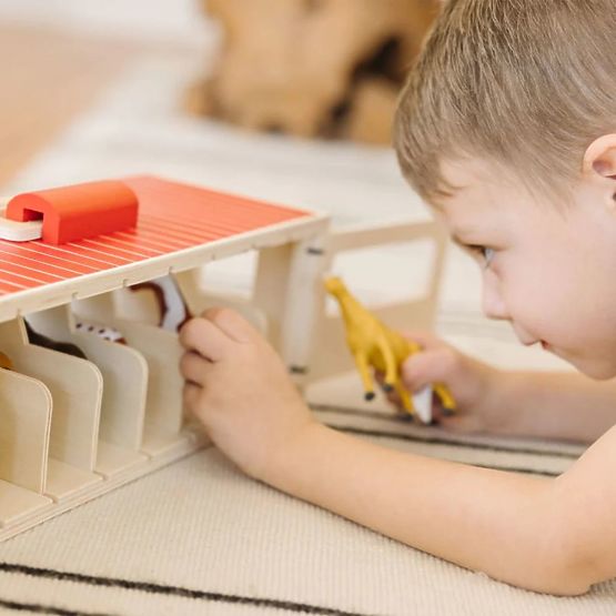 Fa istálló lovak számára, 8 dobozban
