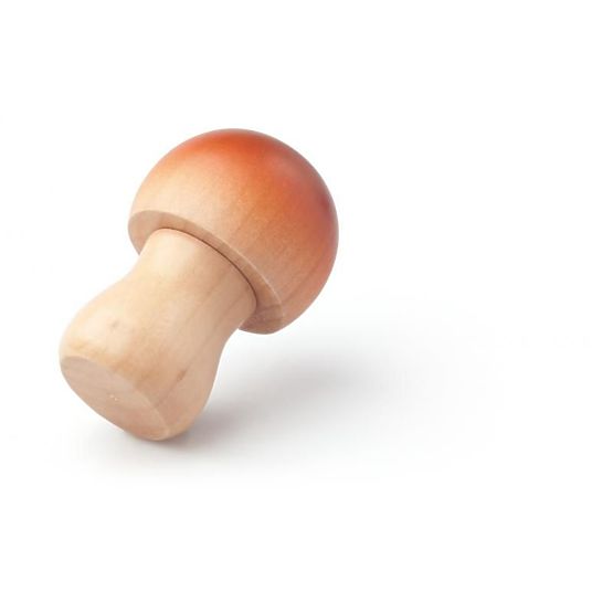 Fából készült zöldségek egy ládában