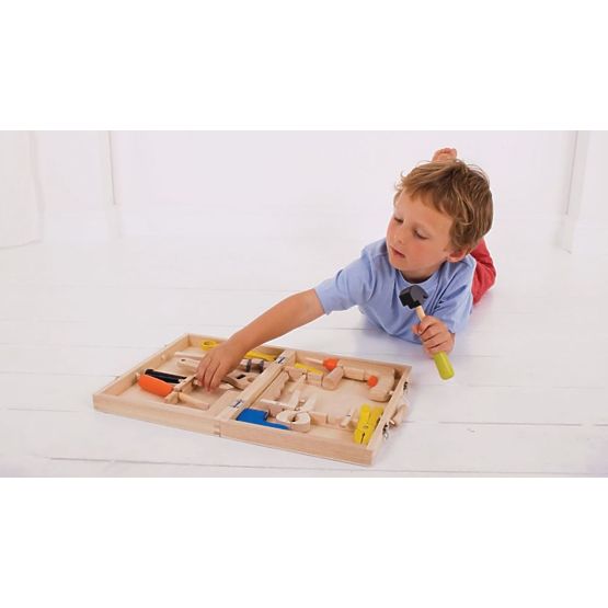 Fadoboz szerszámokkal