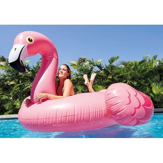 Felfújható flamingó a vízben
