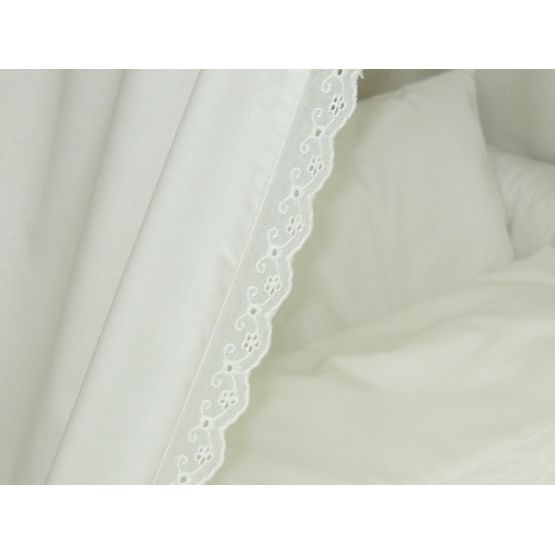 Fonott kosár csipkés ágyneműhuzat készlettel