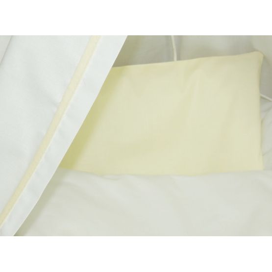 Fonott kosár féher-krémszínű ágyneműhuzat készlettel