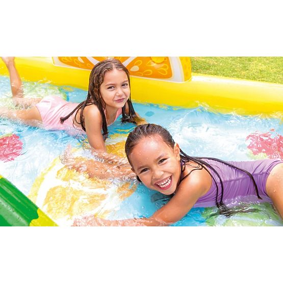 Gyerekmedence csúszdával