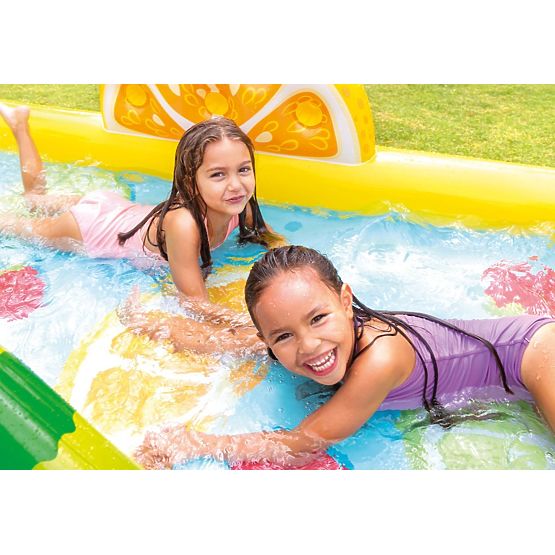 Gyerekmedence csúszdával