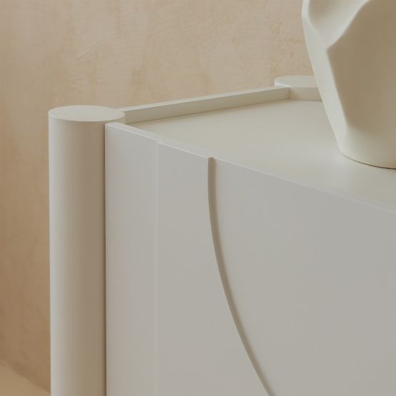 Háromajtós Lunaria komód maratott előlappal, fehér