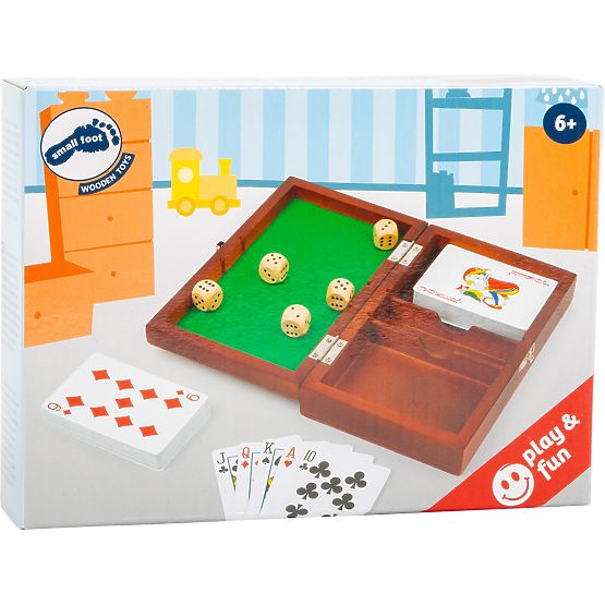 Kis láb Kockák és kártyák egy fadobozban