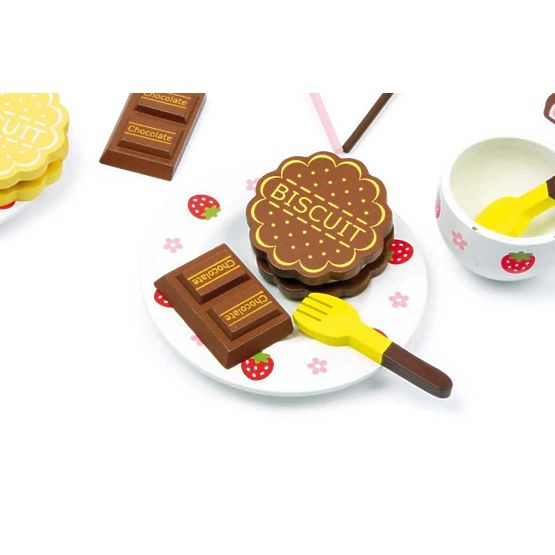 Kis lábdoboz fából készült édességgel