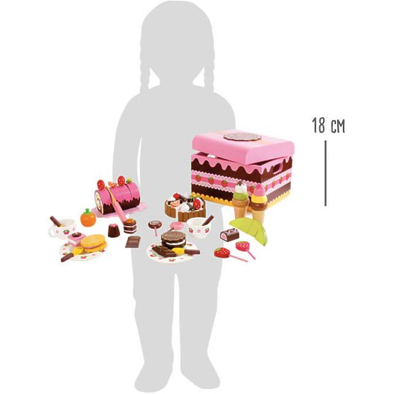 Kis lábdoboz fából készült édességgel