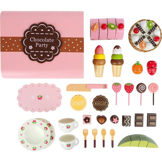 Kis lábdoboz fából készült édességgel