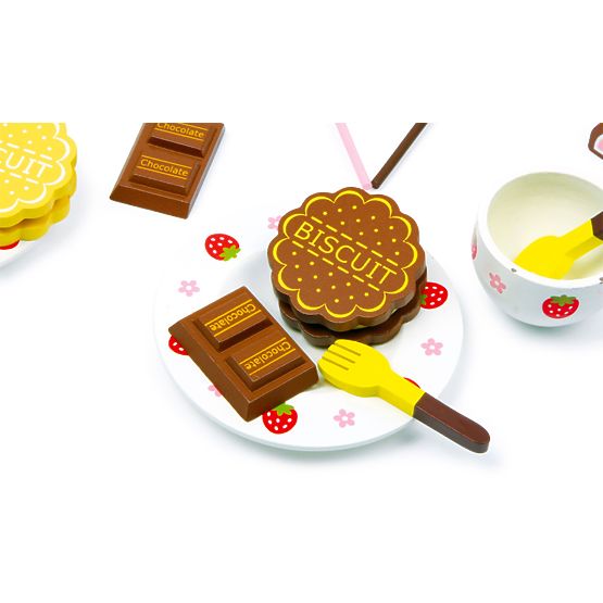 Kis lábdoboz fából készült édességgel