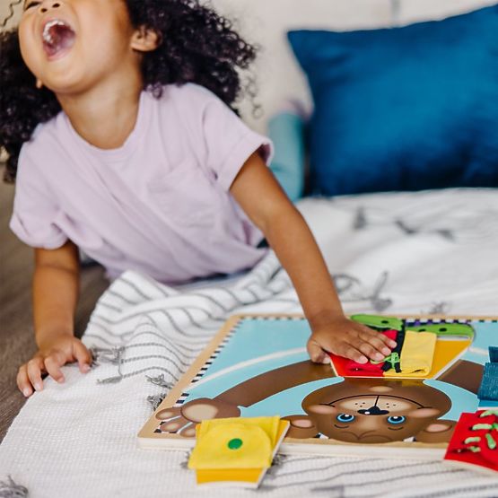 Melissa and Doug - Medve öltöztetős motorikus tábla