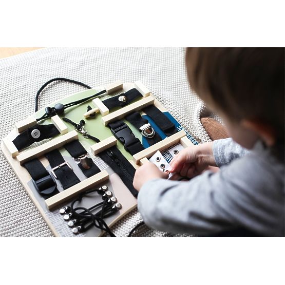 Oktatási tábla csatokkal, kapcsokkal és fűzővel