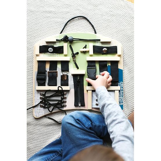 Oktatási tábla csatokkal, kapcsokkal és fűzővel