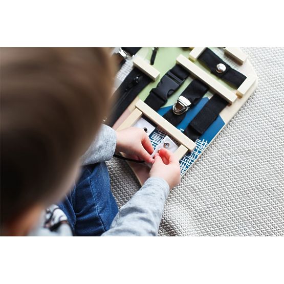 Oktatási tábla csatokkal, kapcsokkal és fűzővel