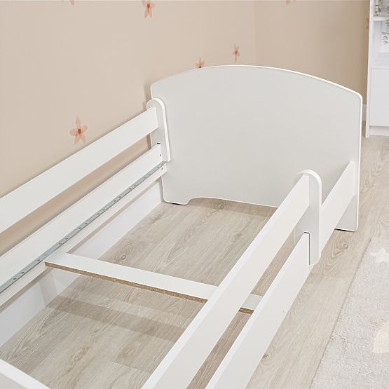 Ourbaby gyerekágy sorompóval - fehér