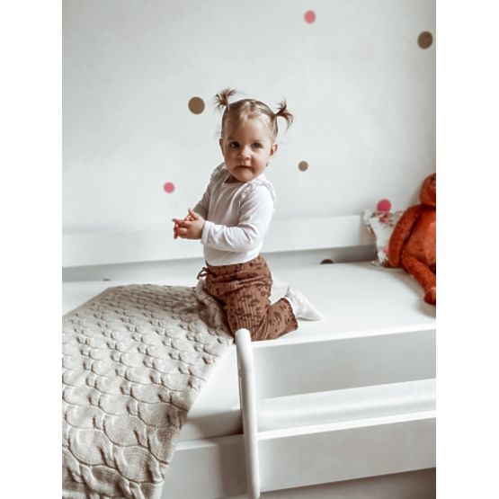 Ourbaby gyerekágy leesésgátlóval - fehér