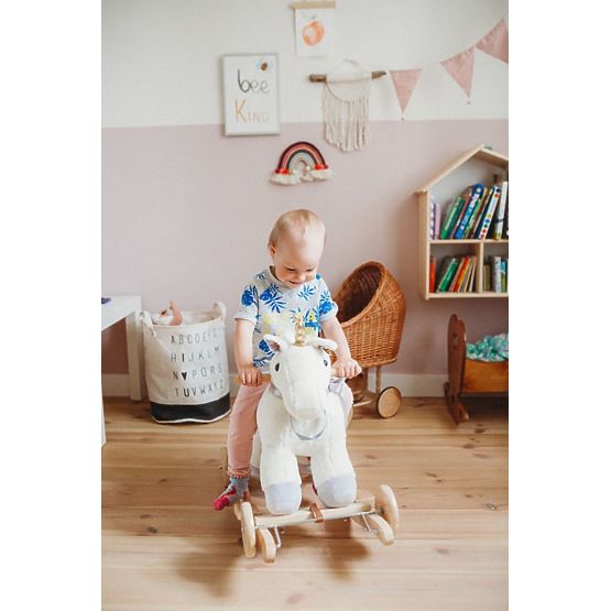 Ringató egyszarvú kerekekkel