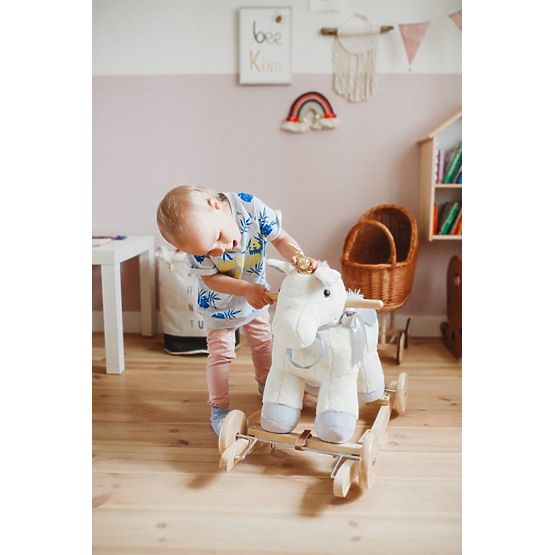 Ringató egyszarvú kerekekkel