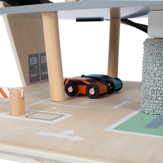 small foot Fa parkoló fából