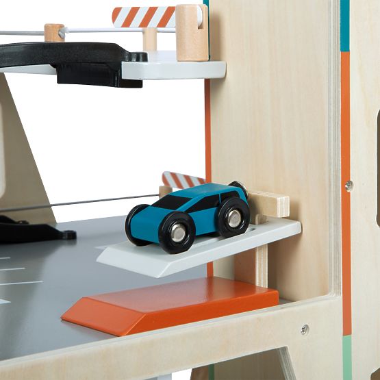 small foot Fa parkoló fából