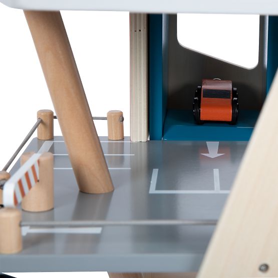 small foot Fa parkoló fából