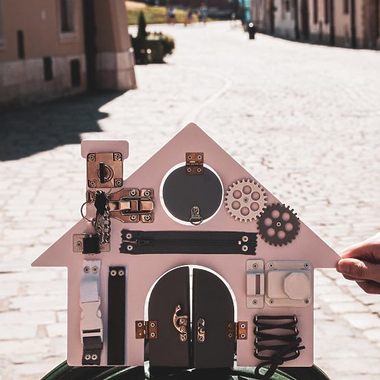 Tevékenység tábla - Ház - rózsaszín-szürke