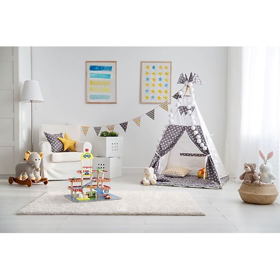 Tomi fa garázsa lifttel, játékautókkal és helikopterrel