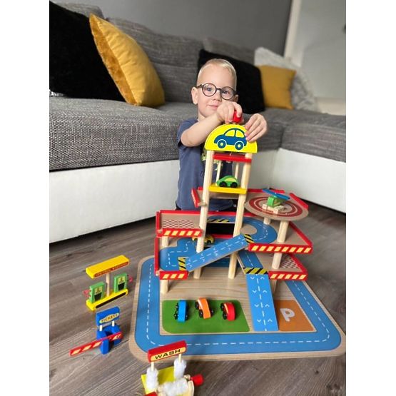 Tomi fa garázsa lifttel, játékautókkal és helikopterrel