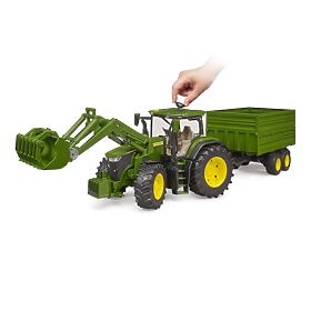 Bruder John Deere 7R 350 traktor homlokrakodóval és tandem szállító utánfutóval