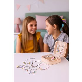 Karkötők, nyakláncok, medálok, gyöngyök készlet 66 elemmel + rendező és táska