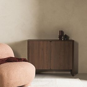 Kétszárnyú Moku komód villa dió színben, lekerekített elülső felületekkel