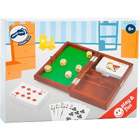 Kis láb Kockák és kártyák egy fadobozban