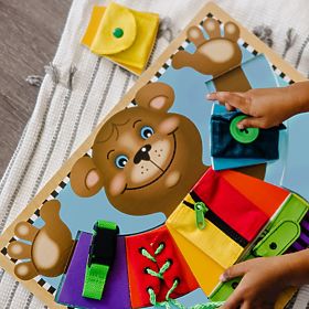 Melissa and Doug - Medve öltöztetős motorikus tábla